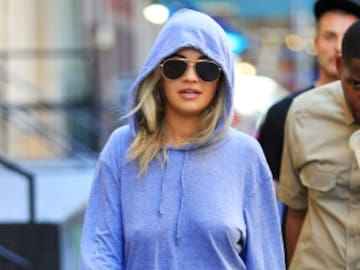 Rita Ora roba miradas por tener un pecho más grande que el otro