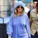Rita Ora roba miradas por tener un pecho más grande que el otro