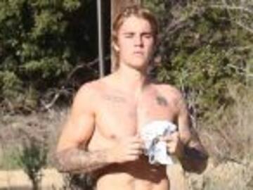 Justin Bieber aparece semidesnudo en la playa y sus fans enloquecen