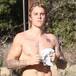 Justin Bieber aparece semidesnudo en la playa y sus fans enloquecen