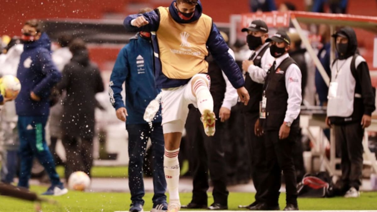 Futbolista sufre herida en sus testículos en medio de un partido