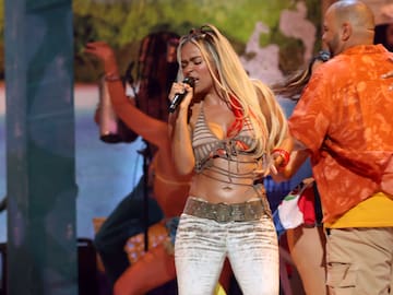 Así fue la presentación de Karol G en los MTV VMAs 2024; hasta bailó con Taylor Swift