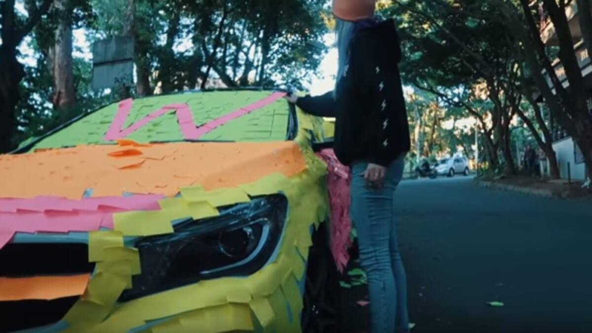 Youtuber llenó de papelitos el carro de un amigo como venganza