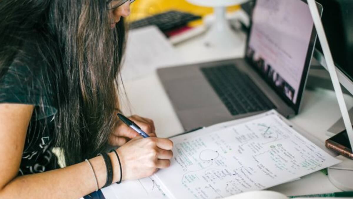 Joven fue "pillada" copiando en exámen virtual y lloró porque perdió la materia