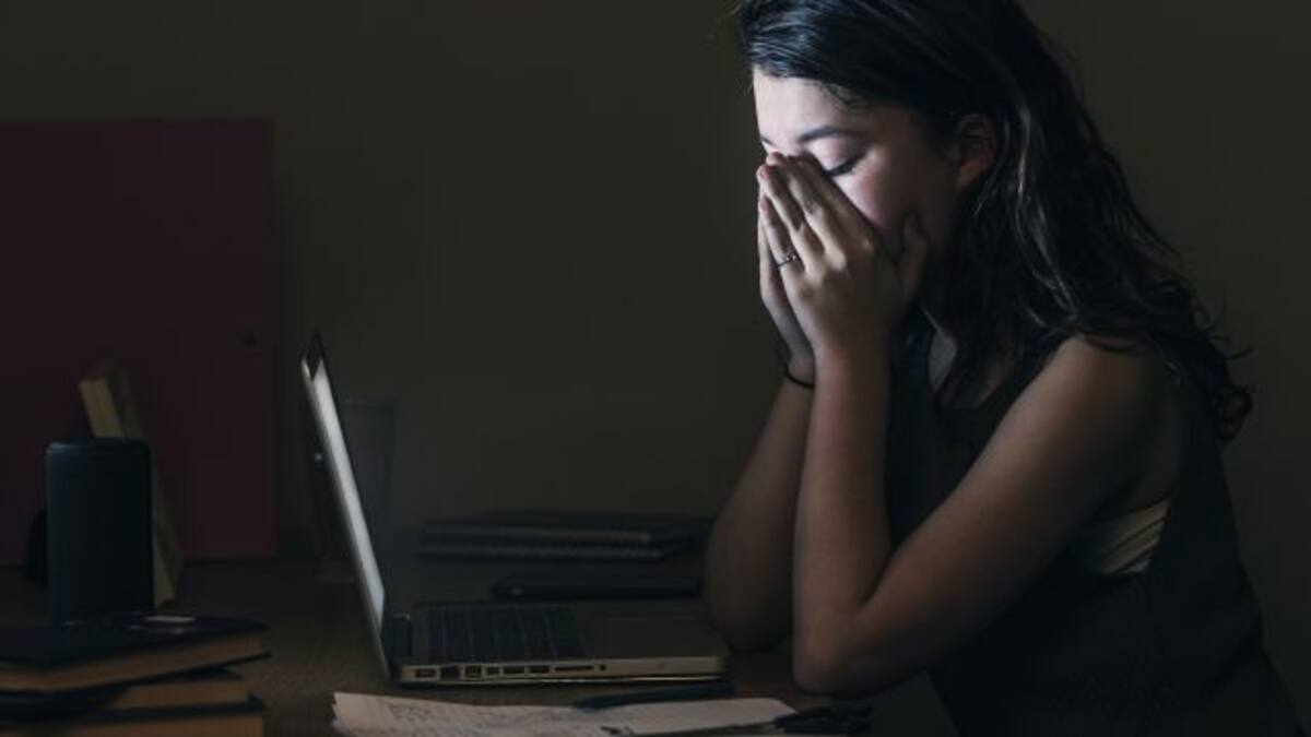 Joven denuncia que su expareja filtró y se lucró con videos íntimos de ella