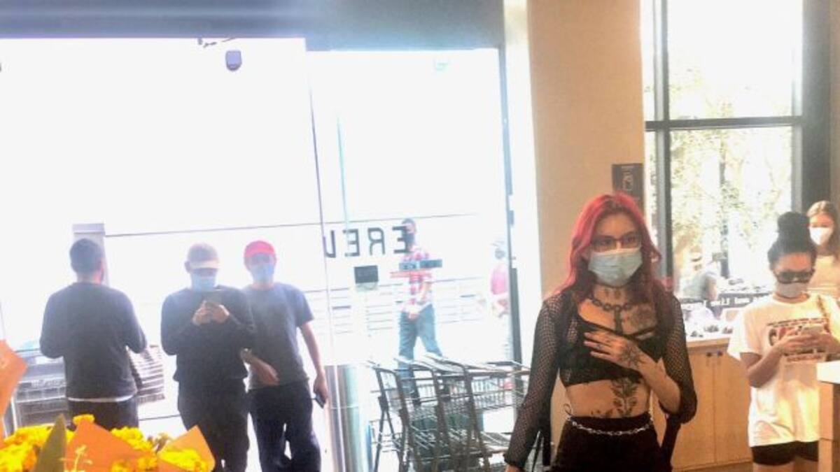 Dominatrix es fotografiada llevando a un hombre con correa por un supermercado