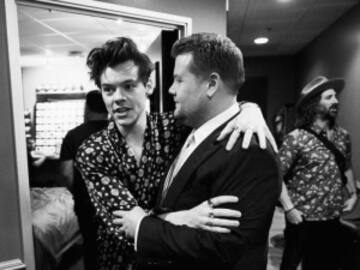 Así fue el beso entre Harry Styles y James Corden