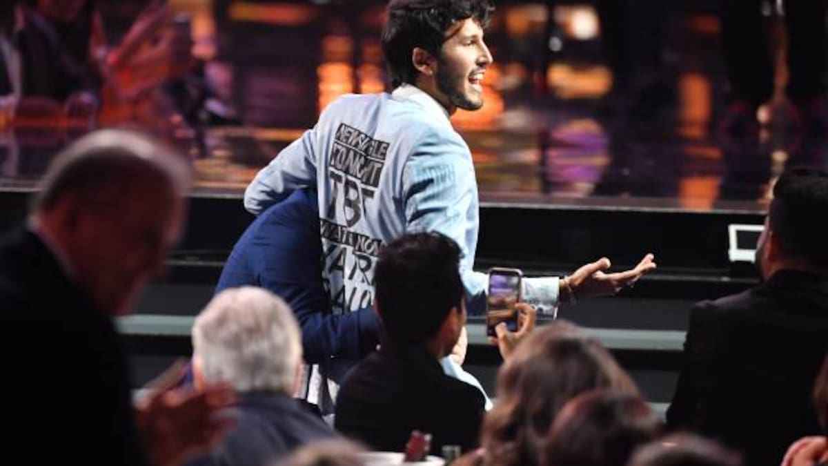 Sebastián Yatra responde a las personas que lo critican porque aún duerme con sus papás