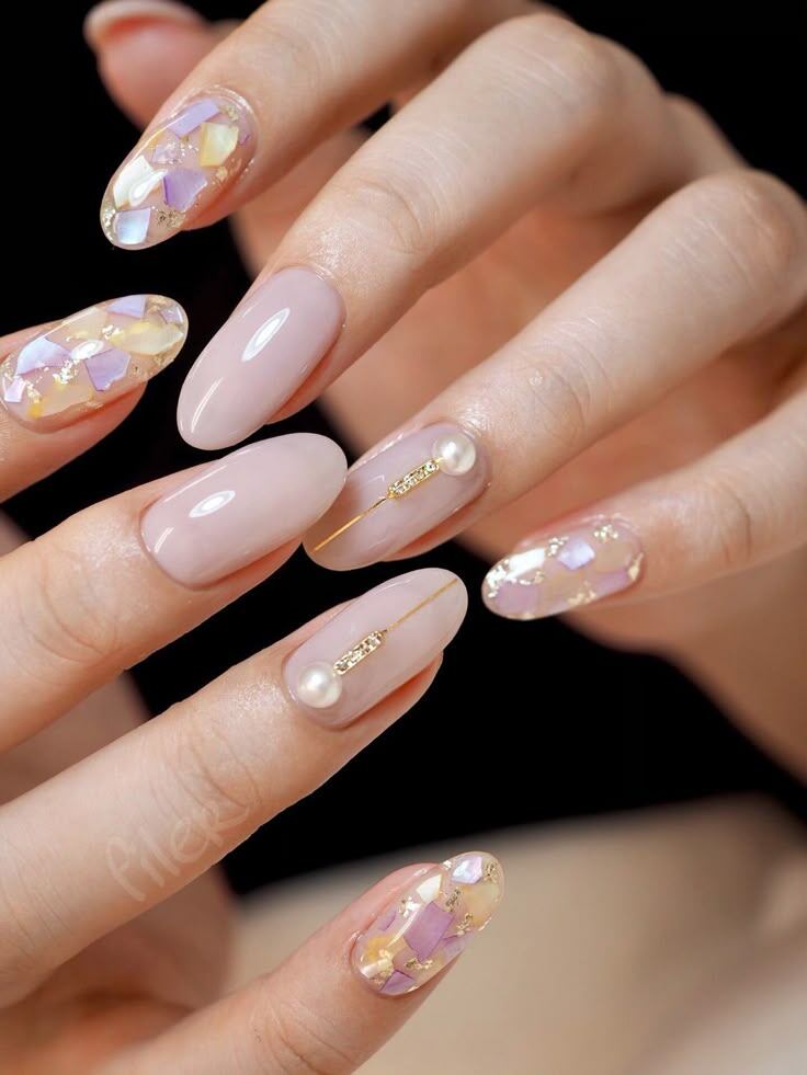 Las uñas ovaladas o almendradas darán la apariencia de que son más largas. Créditos: Pinterest