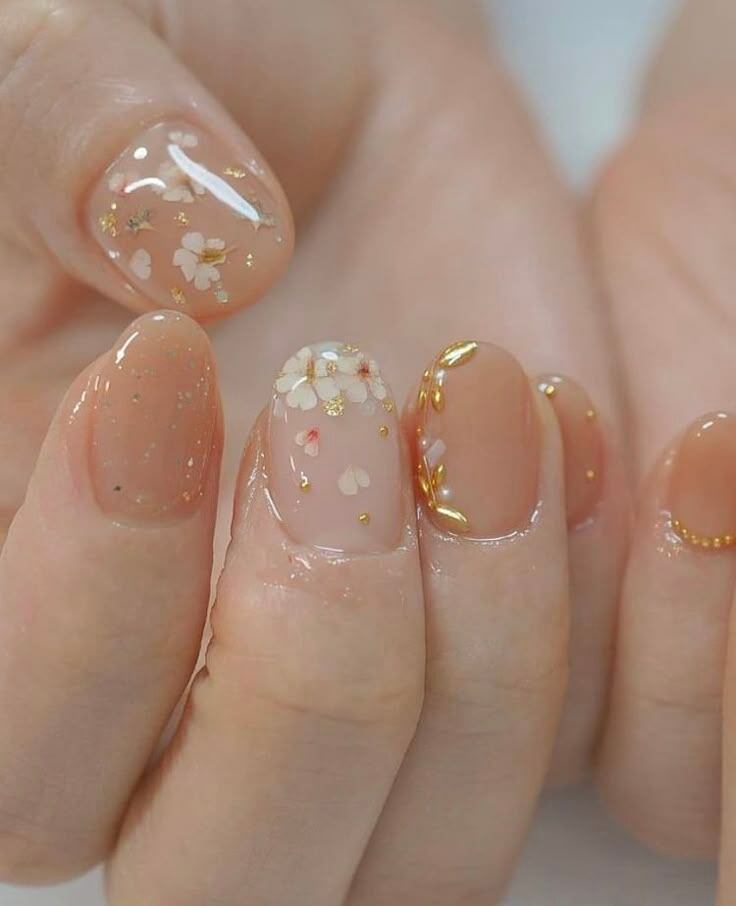 Las flores no pasan de moda en el manicure. Créditos: Pinterest