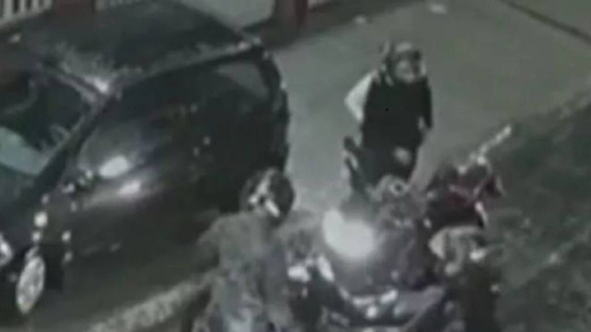 Hombre evita que le roben la moto e intimida a los delincuentes