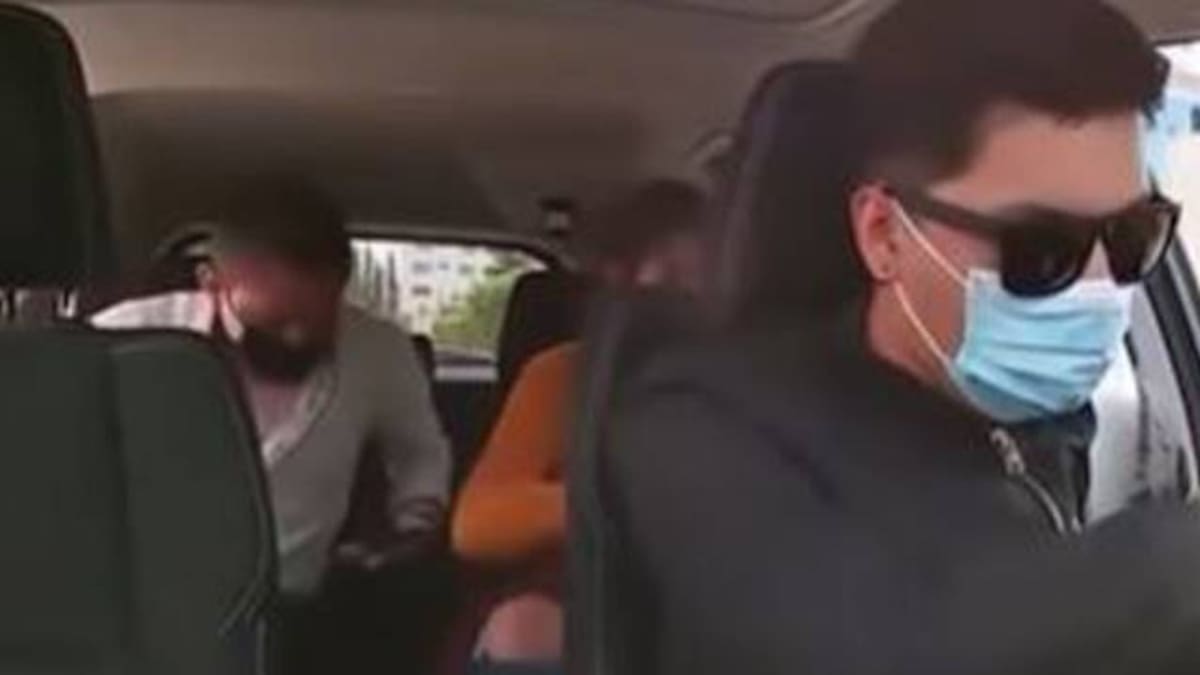 Joven taxista recoge al amante de su novia y descubre la infidelidad