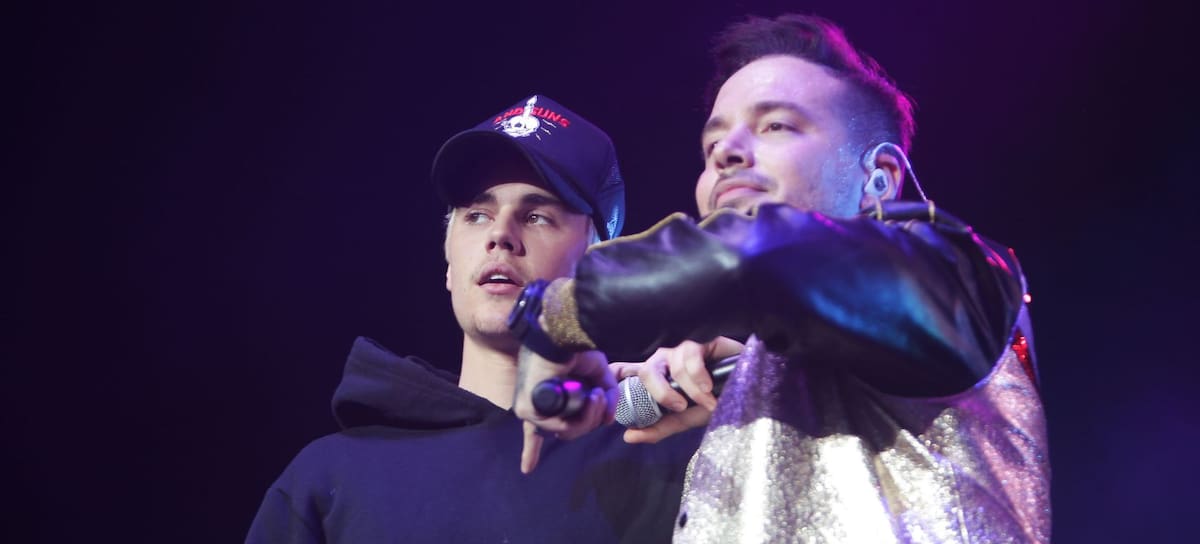 Justin Bieber y J Balvin, interpretando Sorry en 2018.