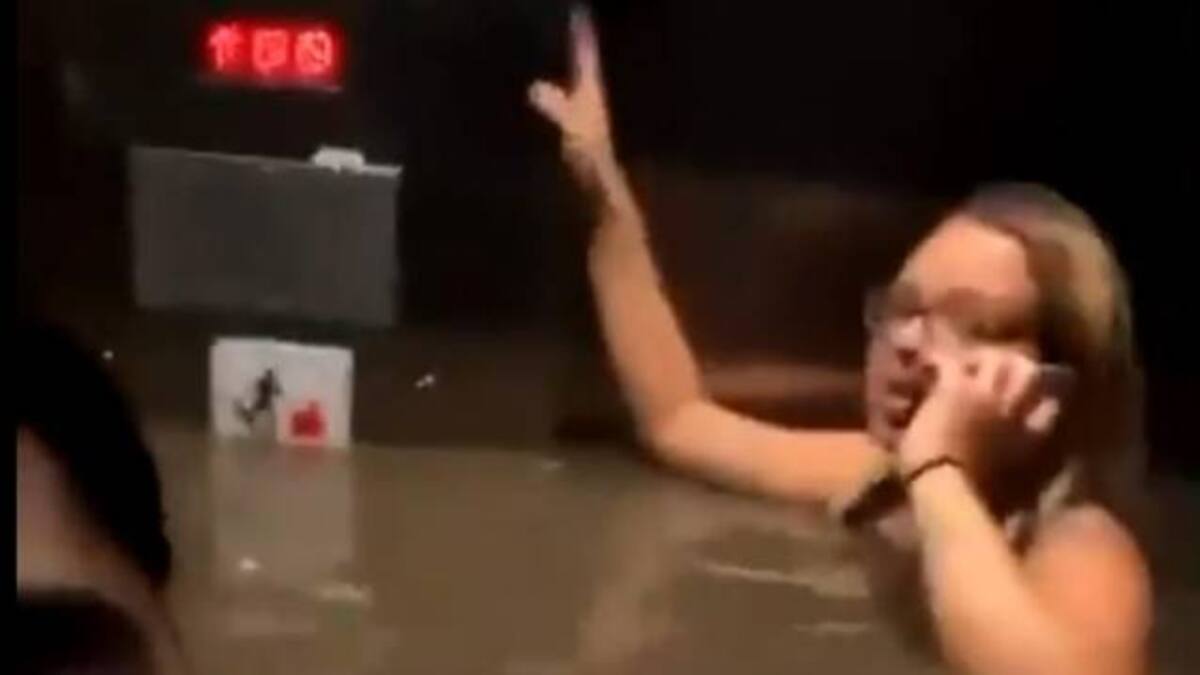 Jóvenes se quedan encerrados en un ascensor lleno de agua