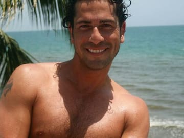 El actor Gregorio Pernía regresa a la música con exótica canción, ¡todo un sugar daddy!