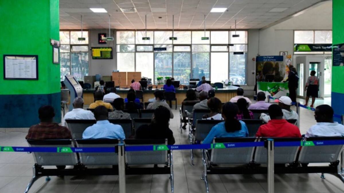 En video quedó registrado el fantasma de una niña en un banco de Perú