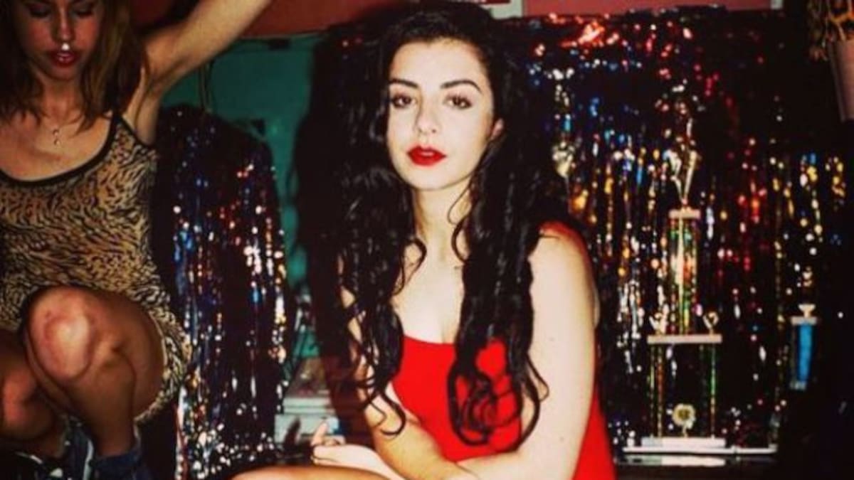 Charli XCX estrena su video “Breaking up”