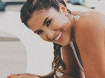 DANIELA OSPINA SIGUE ROBANDO SUSPIROS AHORA POSANDO EN BATA DE BAÑO