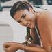 DANIELA OSPINA SIGUE ROBANDO SUSPIROS AHORA POSANDO EN BATA DE BAÑO