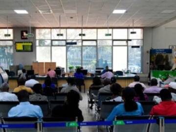 En video quedó registrado el fantasma de una niña en un banco de Perú