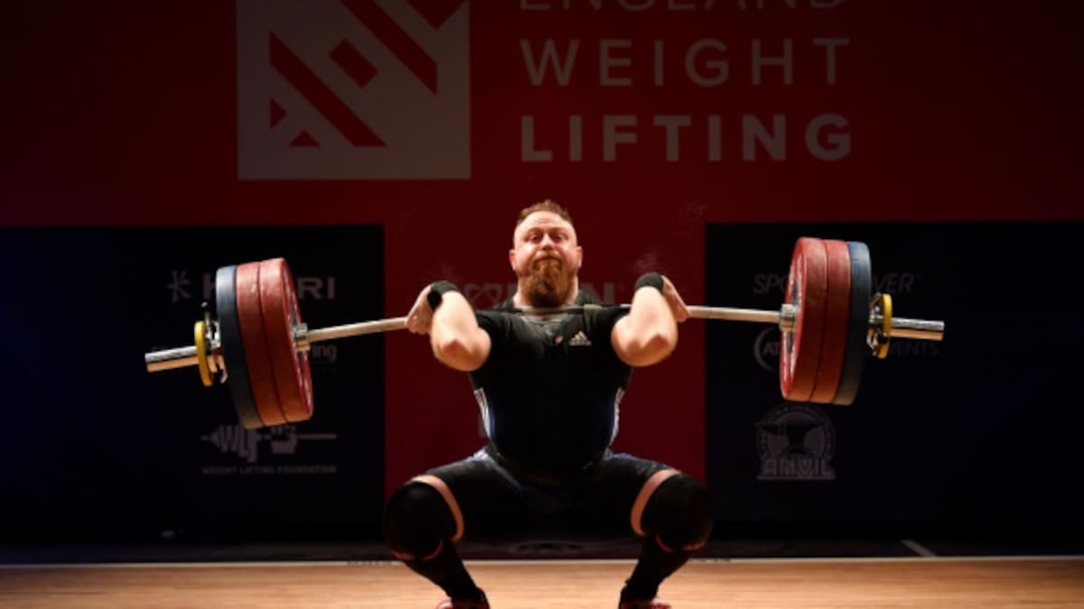 Hombre sangra por la nariz mientras hace un levantamiento de pesas