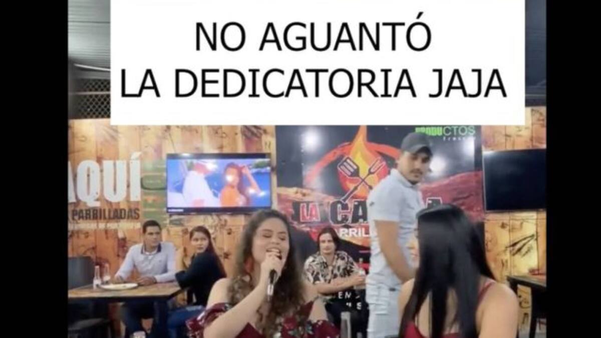 Mujer se encuentra a su ex en un karaoke y le dedica una canción