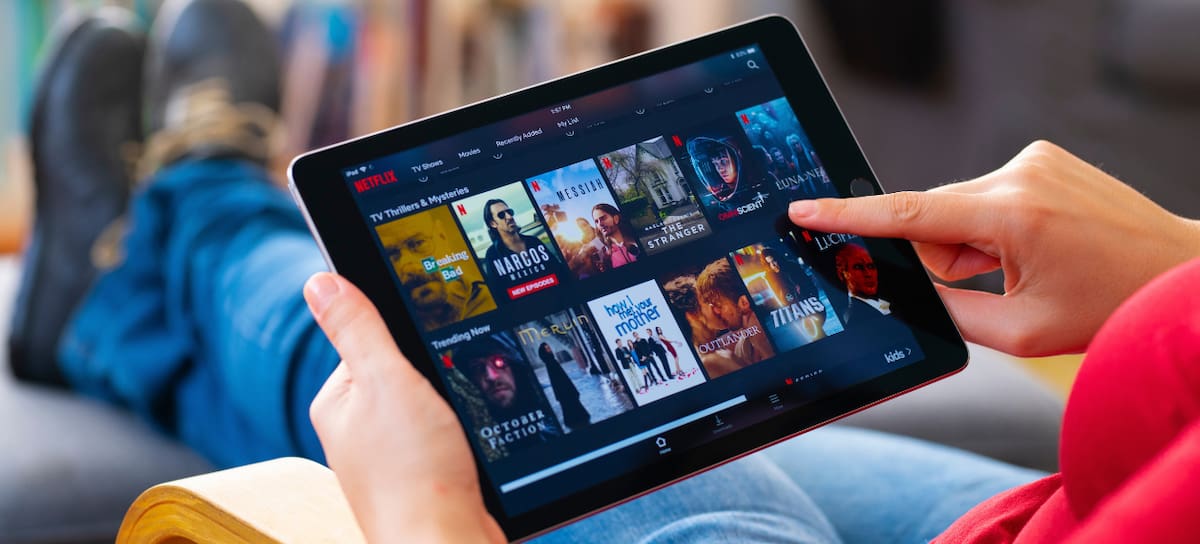 Manos scrolleando la aplicación de Netflix en una Tablet | Getty Images