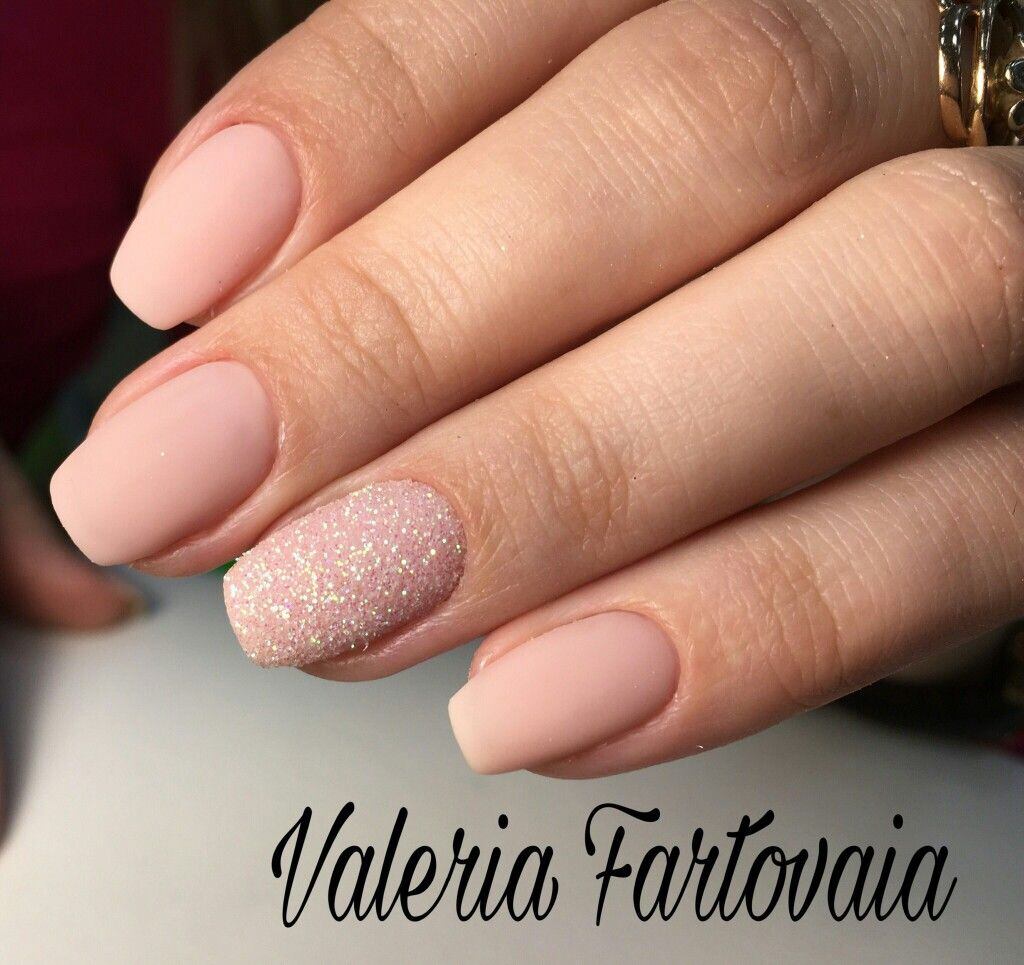 CO. Uñas mate con brillante. | Créditos: Pinterest.