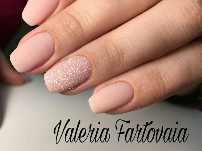 CO. Uñas mate con brillante. | Créditos: Pinterest.