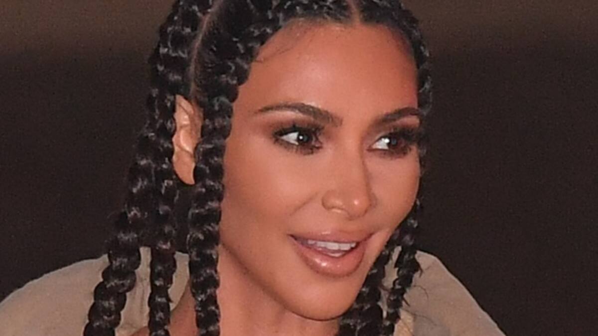 Kim Kardashian posa con un diminuto bikini que apenas le tapa su entrepierna