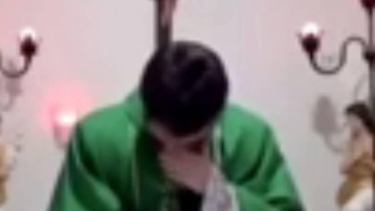 Sacerdote sufre ataque de risa en plena misa virtual