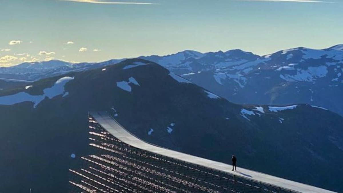 La increíble acrobacia de Tom Cruise saltando al vacío desde una moto