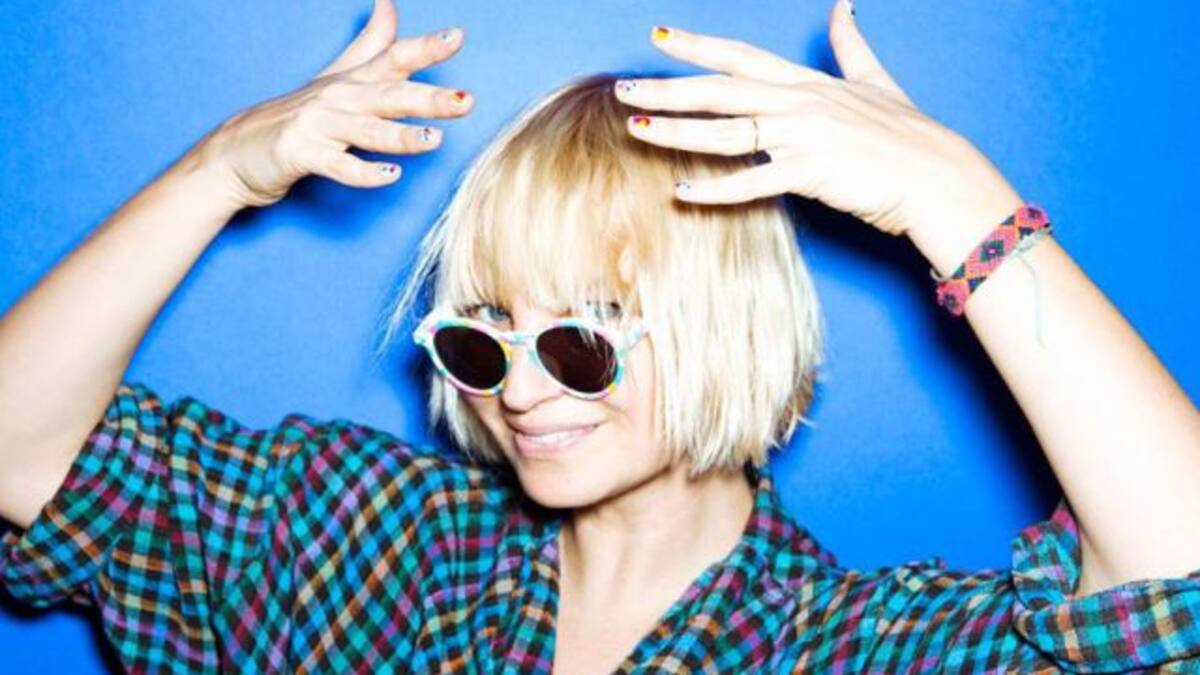 Escucha“You’re Never Fully Dressed Without a Smile” de Sia