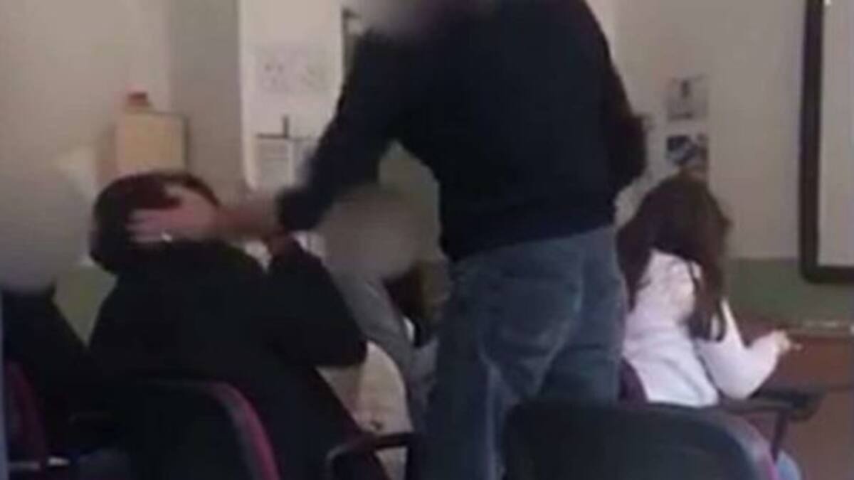 Profesor golpea a uno de sus estudiantes por negarse a usar la mascarilla en el salón