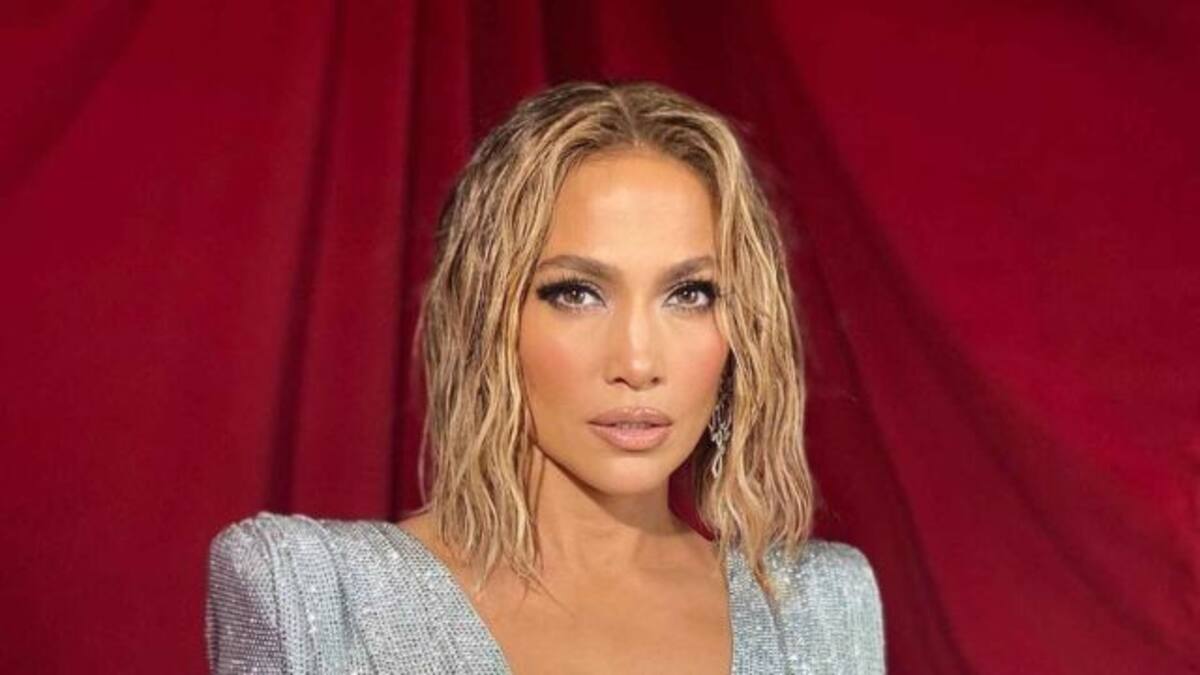Jennifer Lopez sorprende a sus fanáticos con foto sin ropa interior