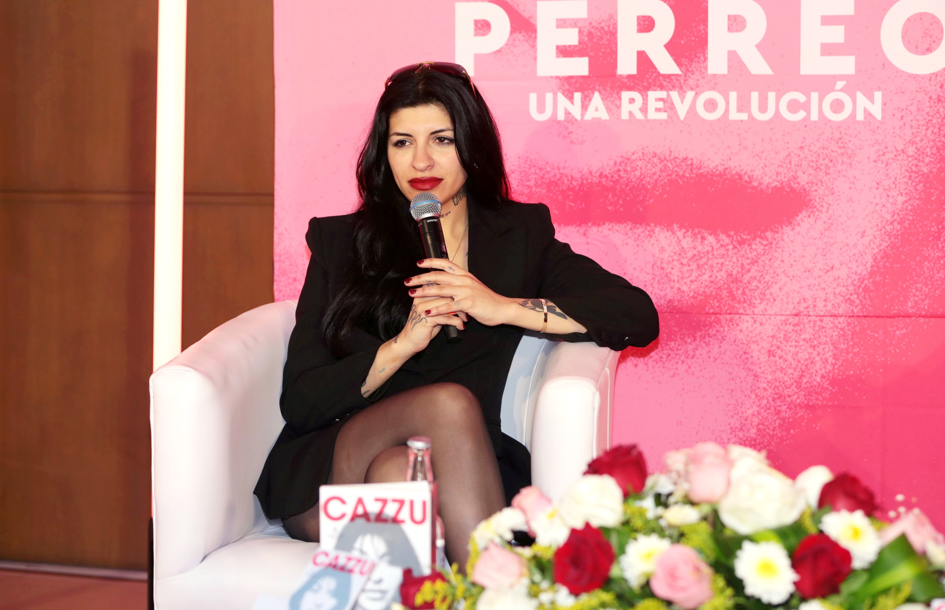 MEXICO CITY, MEXICO - AUGUST 12: La artsta argentina Cazzu presenta su libro &quot;Perreo Una Revolución&quot; (Photo by Medios y Media/Getty Images)