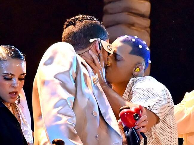 Bad Bunny besando a uno de sus bailarines