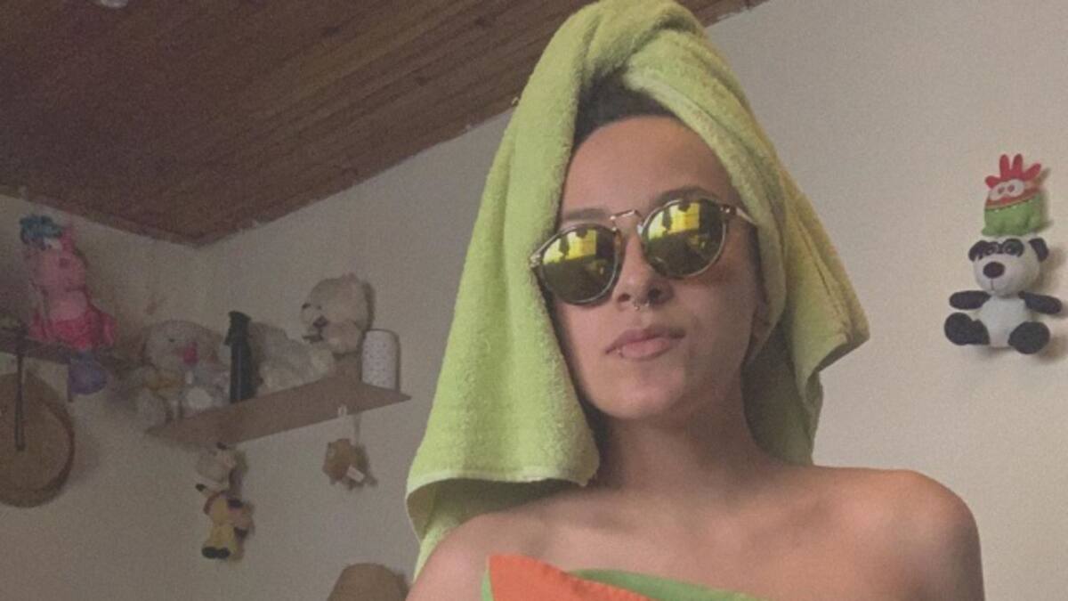 Solo la cubre una almohada: productora de LOS40 se desnuda en su casa