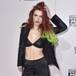 EL CANDENTE BESO DE BELLA THORNE CON OTRA MUJER DEJA A MUCHOS SIN RESPIRACIÓN