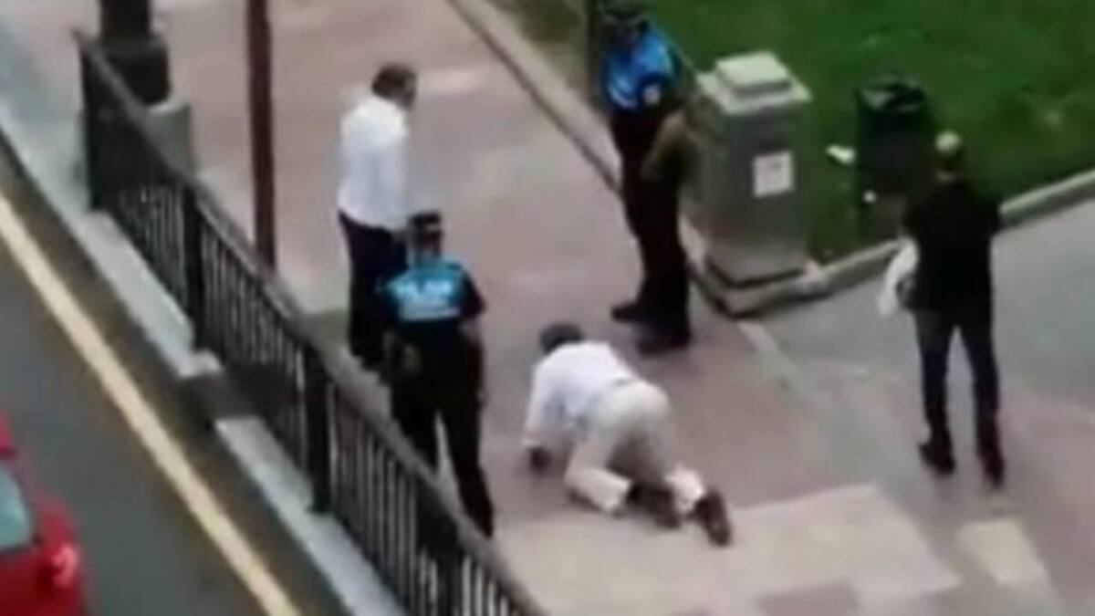 Hombre sin tapabocas finge ser un perro para que no lo multen