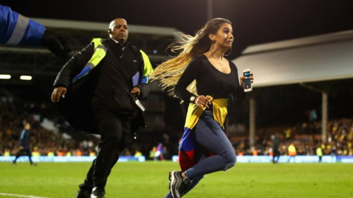 Esta es la sensual modelo que se metió a la cancha por una foto con James