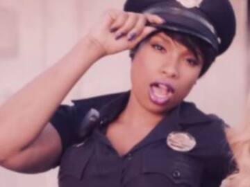 IGGY AZALEA Y JENNIFER HUDSON COMO LADRÓN Y POLICÍA