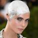 Cara Delevingne sigue los pasos de Britney Spears con su nuevo look