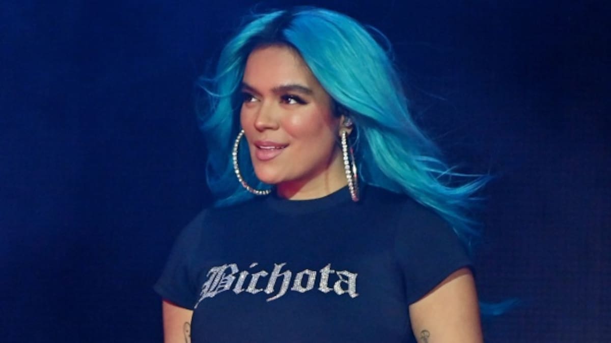 Qué totazo: Karol G protagoniza fuerte caída en el escenario