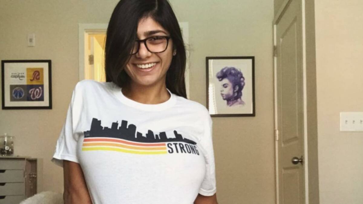 Mia Khalifa casi devuelve atenciones al tomar champaña en un video