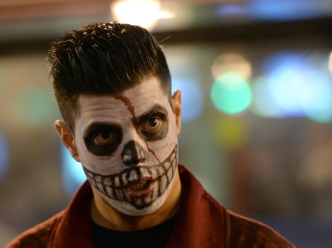 MADRID, SPAIN - OCTOBER 31: A man dressed in Halloween costumes takes part in a Halloween parade in Madrid, Spain on October 31, 2014. (Photo by Evrim Aydin/Anadolu Agency/Getty Images)