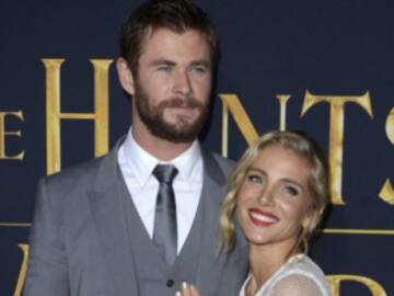 CHRIS HEMSWORTH DA LAS GRACIAS A ELSA PATAKY POR 'CUIDAR DE LOS NIÑOS' EN LA NOCHE DE LOS GLOBOS DE ORO