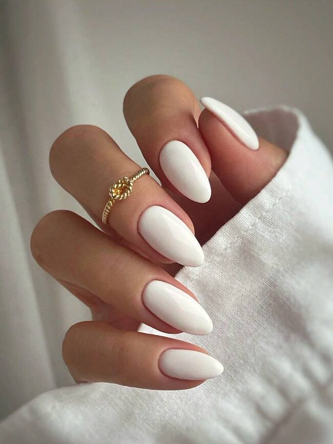 Color uñas blanco | Créditos: Pinterst