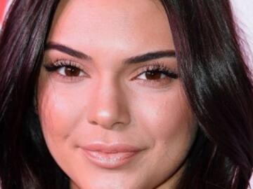 TILDAN A KENDALL JENNER DE GROSERA POR EMPUJAR A UN GUARDAESPALDAS