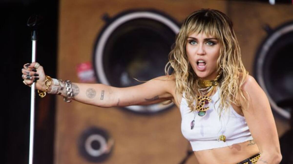 Miley Cyrus sorprende a sus fanáticos con foto en la que aparece desnuda